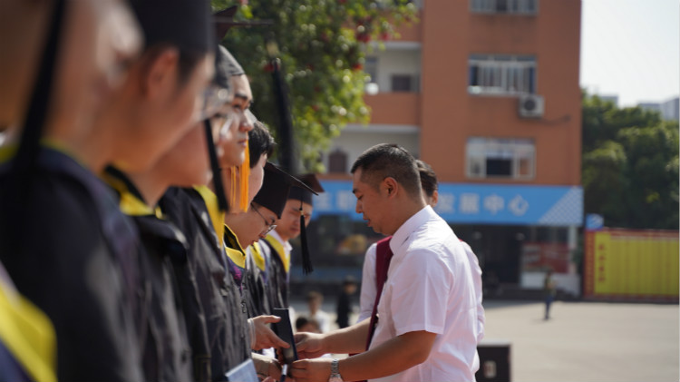 2021四川新華春季畢業(yè)典禮：追光少年 用盡全力 拼這一次！