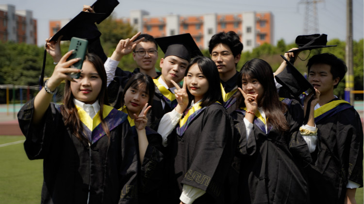 2021四川新華春季畢業(yè)典禮：追光少年 用盡全力 拼這一次！