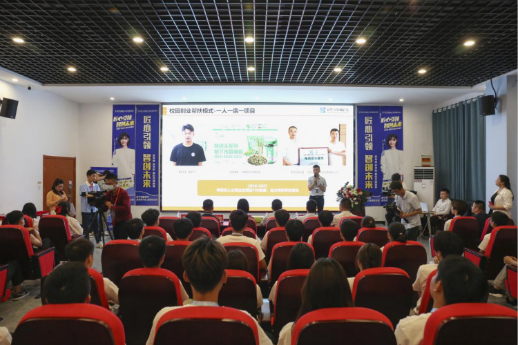 氣質(zhì)女神盧杉走進新華互聯(lián)網(wǎng)科技 推薦好學校好專業(yè)