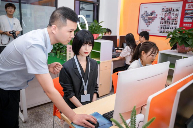 氣質(zhì)女神盧杉走進新華互聯(lián)網(wǎng)科技 推薦好學校好專業(yè)