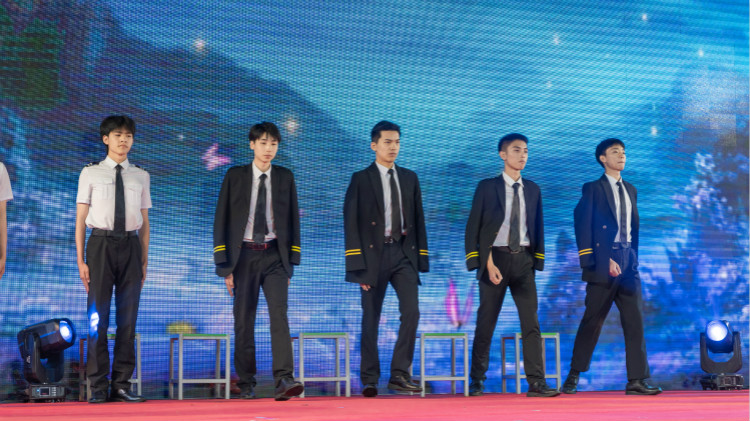 追風(fēng)少年，新華有夢(mèng)，讓青春不負(fù)好時(shí)光！