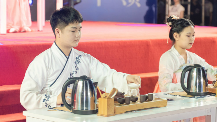 追風(fēng)少年，新華有夢(mèng)，讓青春不負(fù)好時(shí)光！