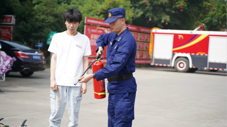 消防演練走進(jìn)四川新華，筑牢安全防火墻