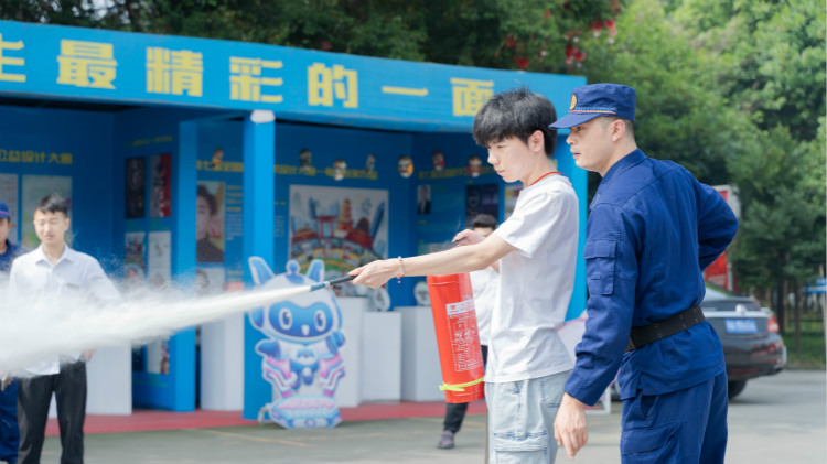 消防演練走進(jìn)四川新華，筑牢安全防火墻