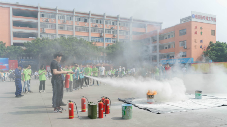 消防演練走進(jìn)四川新華，筑牢安全防火墻
