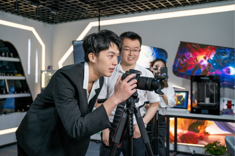 明星帶路|盧東旭探秘校園黑科技，直擊新華硬實力！