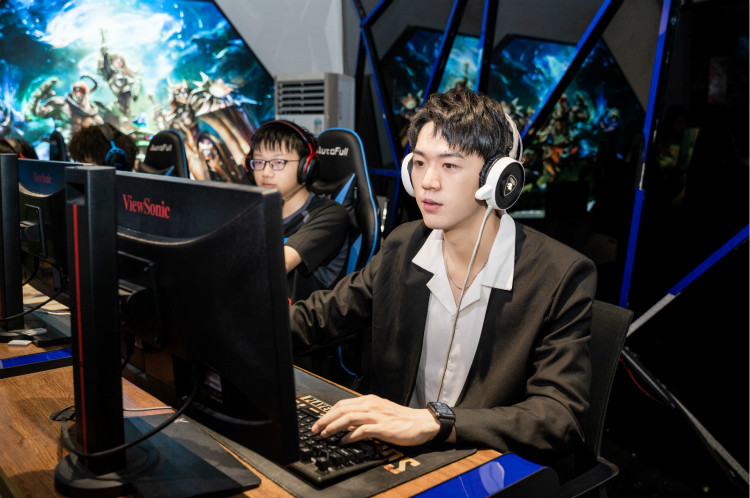 明星帶路|盧東旭探秘校園黑科技，直擊新華硬實力！