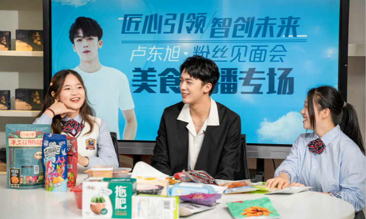 明星帶路|盧東旭探秘校園黑科技，直擊新華硬實力！