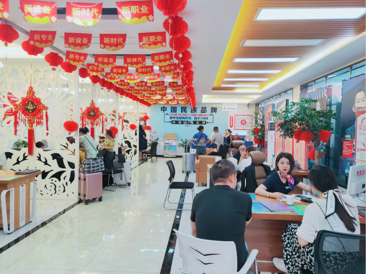 中高考出成績了，如何選專業(yè)？四川新華報(bào)名火爆！