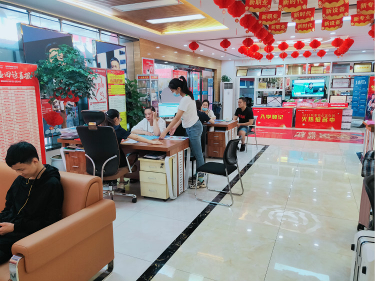 中高考出成績了，如何選專業(yè)？四川新華報(bào)名火爆！