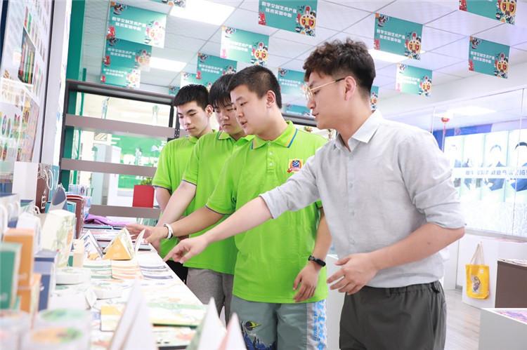 《老師來了》火熱開講--新榜學(xué)院院長，解析新媒體怎么玩？