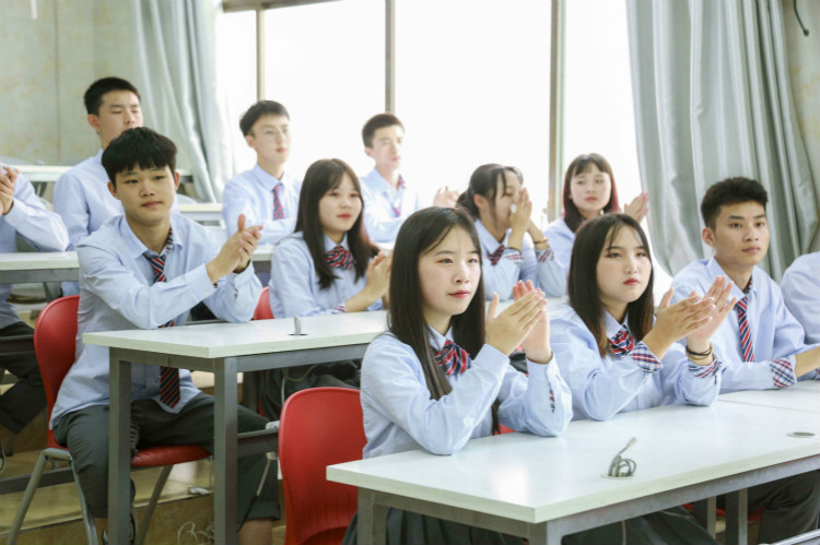 明星@擇校選專業(yè)的你，上職校我們共同推薦新華！