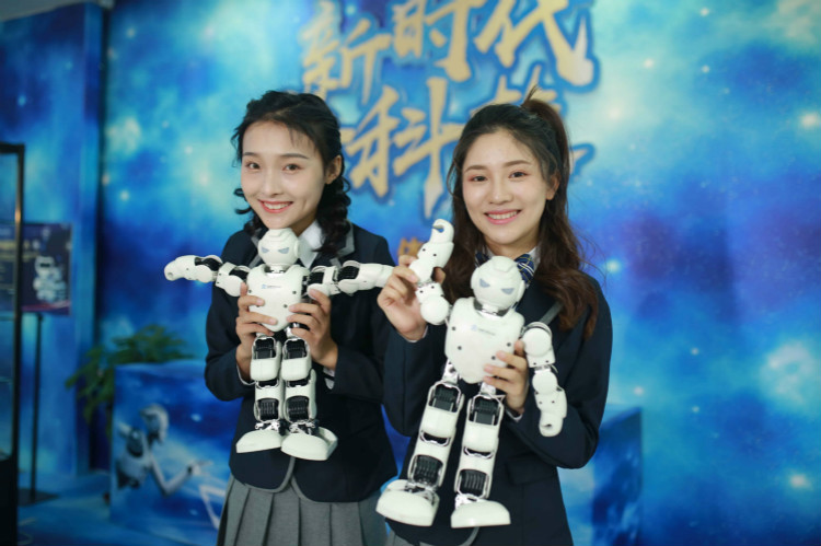 明星@擇校選專業(yè)的你，上職校我們共同推薦新華！