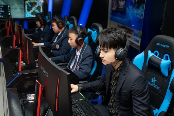 明星@擇校選專業(yè)的你，上職校我們共同推薦新華！