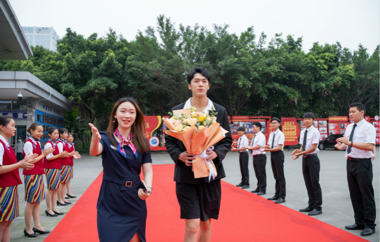 明星@擇校選專業(yè)的你，上職校我們共同推薦新華！