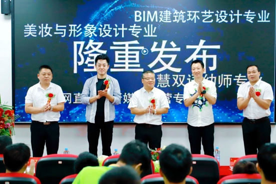 傳遞向上力量！新華電腦學(xué)校《老師來(lái)了》7月繼續(xù)開(kāi)講！