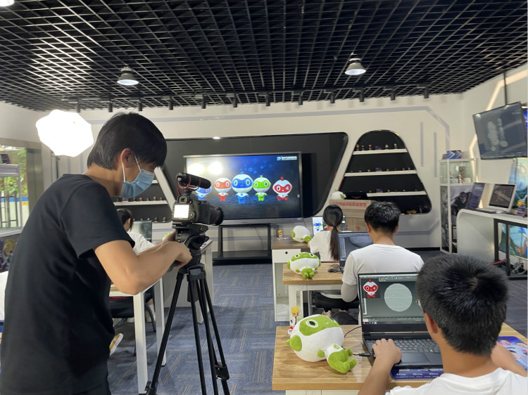 央視頻云端夏令營攜手新華電腦，開啟動漫設(shè)計(jì)小課堂！