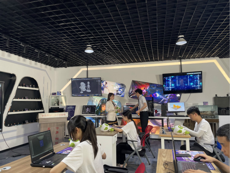 央視頻云端夏令營攜手新華電腦，開啟動漫設(shè)計(jì)小課堂！