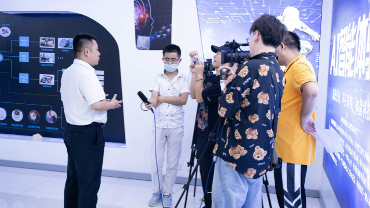 央視頻云端夏令營攜手新華電腦，開啟動漫設(shè)計(jì)小課堂！