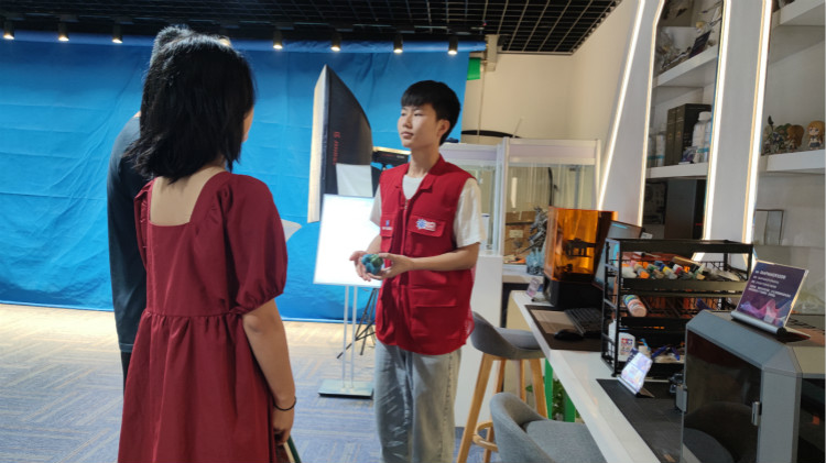 四川新華陽光導學小組，紅馬甲在行動