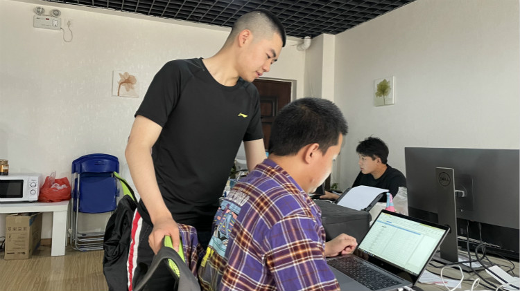 創(chuàng)業(yè)不怕年少，放棄上大學(xué)機(jī)會(huì)，19歲創(chuàng)業(yè)成功