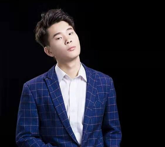 向家鄉(xiāng)捐贈(zèng)20萬(wàn)！此刻他竟然有些手抖…