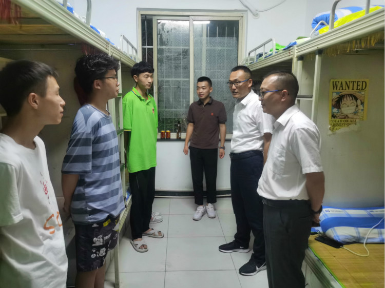 傳遞溫情|四川新華院領(lǐng)導(dǎo)走訪宿舍慰問(wèn)學(xué)生