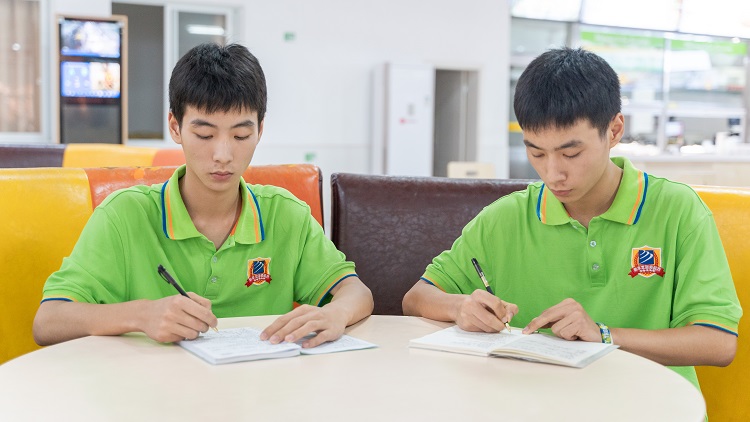 雙胞胎兄弟攜手走進(jìn)四川新華，開啟圓夢之旅！