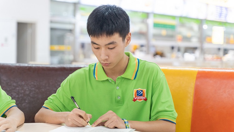 雙胞胎兄弟攜手走進(jìn)四川新華，開啟圓夢之旅！