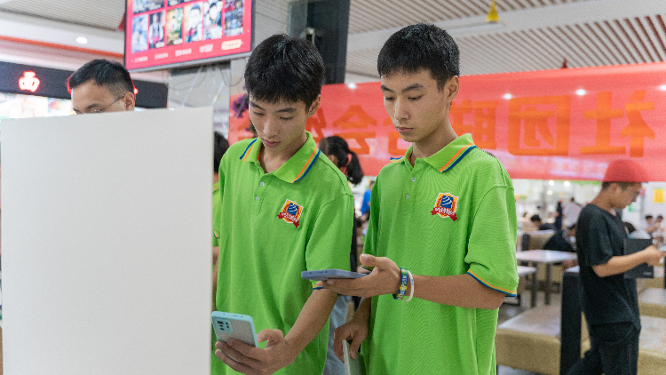 雙胞胎兄弟攜手走進(jìn)四川新華，開啟圓夢之旅！