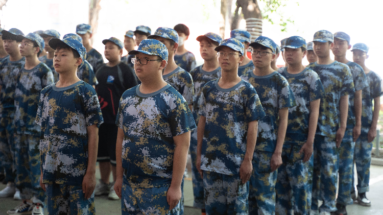 當(dāng)你還在觀望時,新華學(xué)子已經(jīng)開始軍訓(xùn)蓄勢待發(fā)了