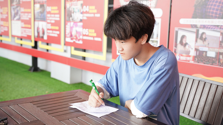 轉(zhuǎn)校來新華，乘著夢想的東風(fēng)搏擊長空！