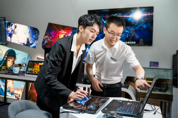 職高、中專畢業(yè)后的他們，為什么還選擇來四川新華？