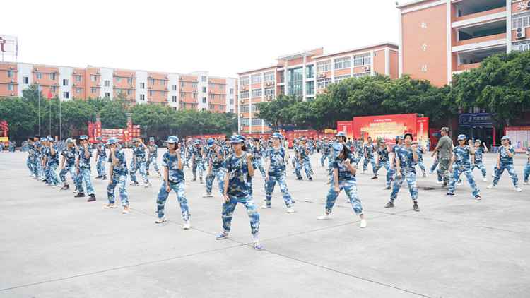 九月開學(xué)季|軍訓(xùn)開啟新華學(xué)子的第一課！