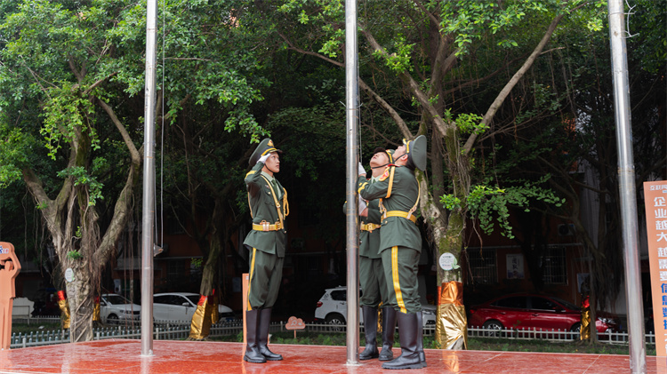 迷彩青春，軍訓(xùn)蛻變—四川新華素質(zhì)拓展訓(xùn)練匯演