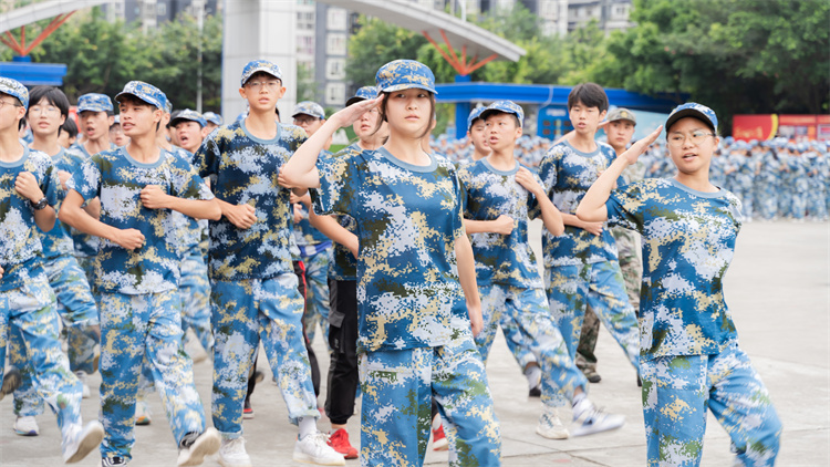 迷彩青春，軍訓(xùn)蛻變—四川新華素質(zhì)拓展訓(xùn)練匯演