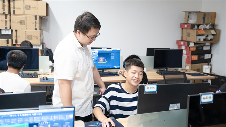 校企合作三方共贏，就業(yè)回訪見證新華學(xué)子成長！