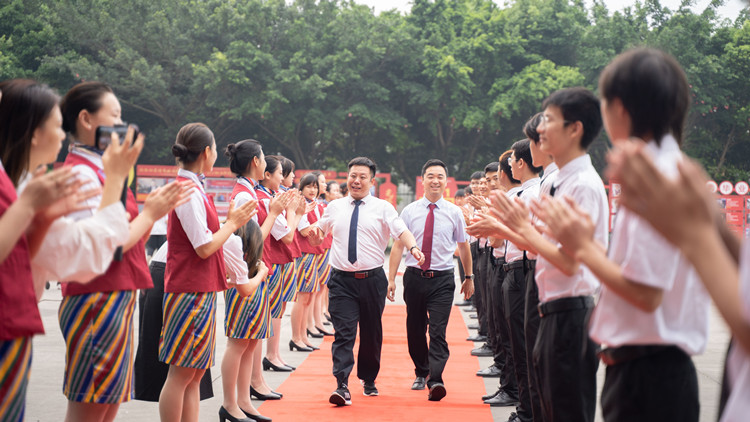 賡續(xù)百年初心 砥礪33載征程 教師節(jié)的禮贊