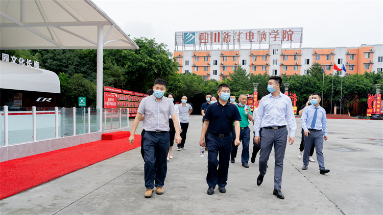 【中秋節(jié)的慰問】熱烈歡迎雙流區(qū)政府領(lǐng)導(dǎo)蒞臨成都新華！