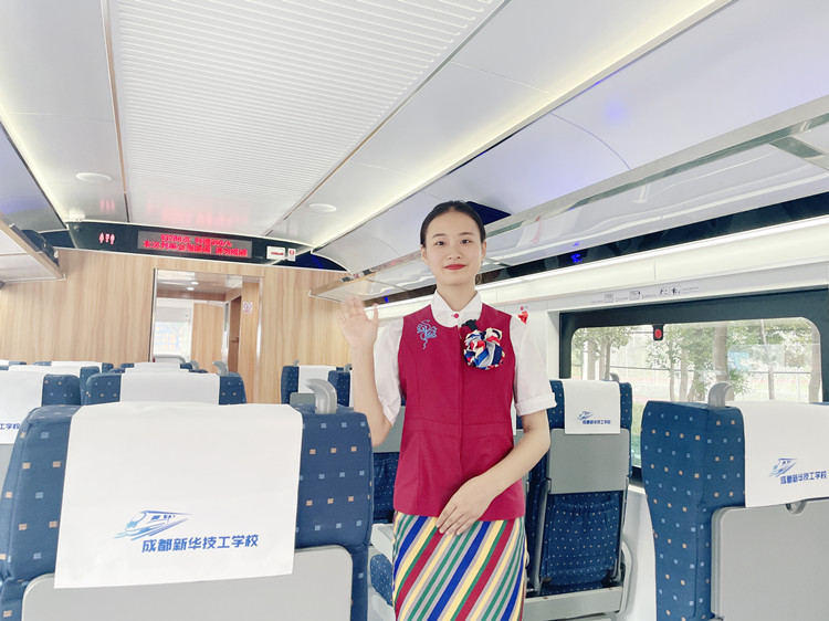 第34期新華·新銳獎(jiǎng)學(xué)金獲得者楊云纖