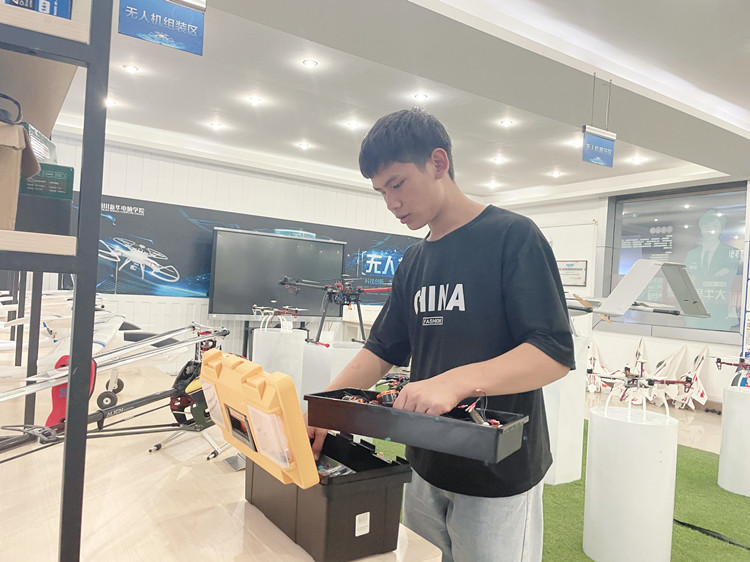 第34期新華·新銳獎學(xué)金獲得者張平