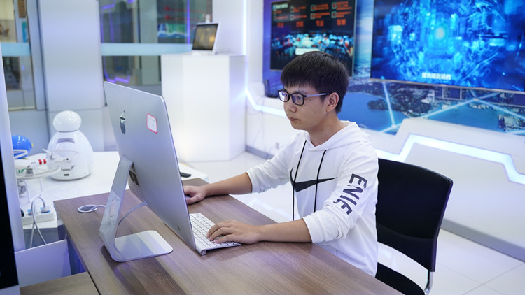 一步一個(gè)腳印，腳踏實(shí)地走好每一步