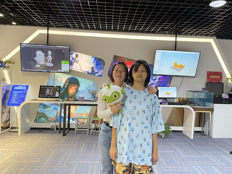 三姐妹一同報(bào)名，圓夢(mèng)新華