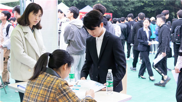 “超級(jí)電商月”精彩來(lái)襲，看新華學(xué)子如何玩轉(zhuǎn)雙十一！