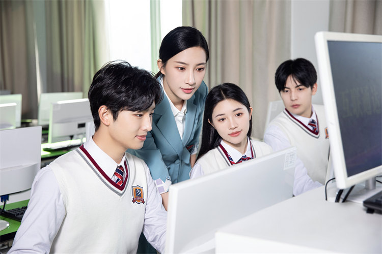 初中生成績(jī)不好，學(xué)什么專業(yè)好？選什么學(xué)校就業(yè)有前途？