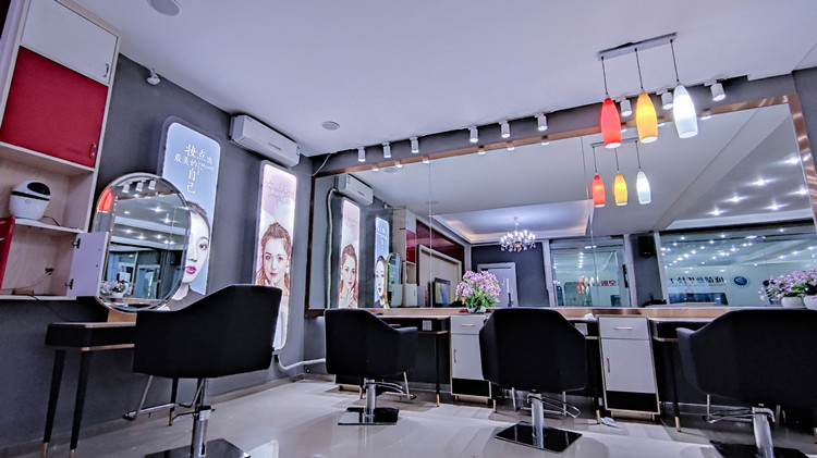 初中生成績(jī)不好，學(xué)什么專業(yè)好？選什么學(xué)校就業(yè)有前途？