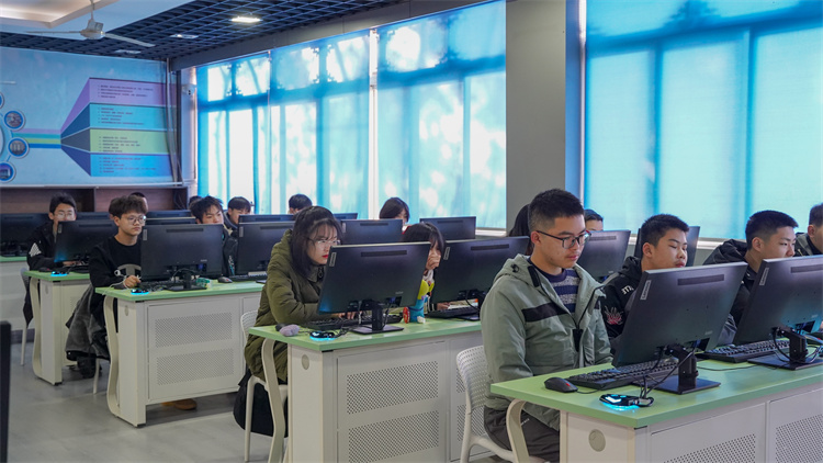 新學(xué)期 新氣象2022新華第一次升旗儀式隆重舉行！