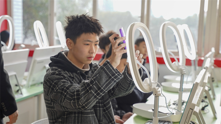 新學(xué)期 新氣象2022新華第一次升旗儀式隆重舉行！