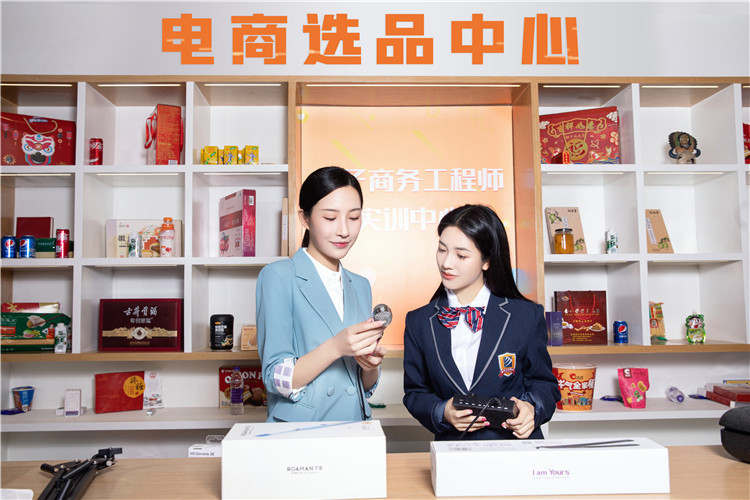 洞察職教，預見未來，央視頻直播專訪新華電腦教育