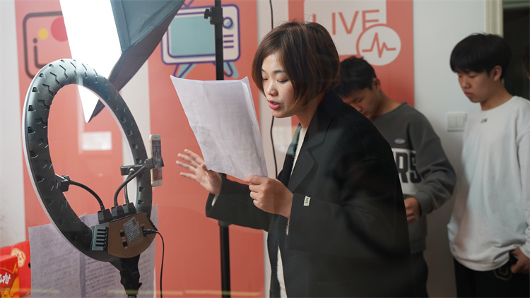 電商專業(yè)學(xué)生電商直播實(shí)訓(xùn)活動如火如荼開展中……